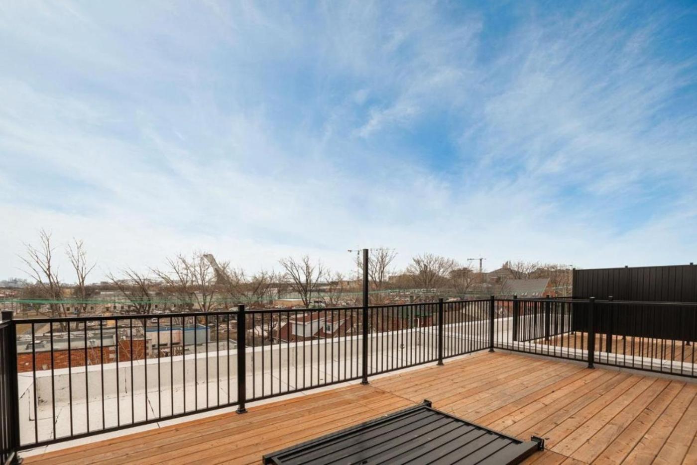 Big 2 Bedroom On 2 Floors - 1907 Apartment